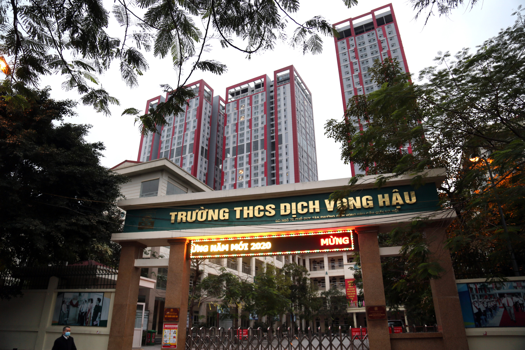 Dự án có vị trí rất gần với trường THCS Dịch Vọng Hậu. (Ảnh: Hồng Phong).